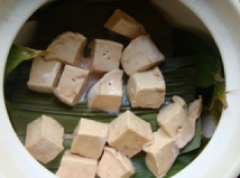 step5: 看看這個樣子豆腐發酵好了，用筷子能輕易地插入，豆腐乳好不好吃這一步是關鍵。