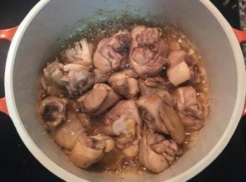 step3: 放入雞腿塊加少許鹽煎炒上色，