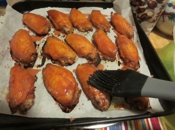 step3: 焗爐用220度預熱10分鐘，然後放入雞焗15分鐘，拿下来均匀的刷上酱汁后再进烤箱烤多5-8分钟就可以出炉了。