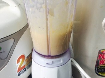 step2: 將2/3碗粟米粒加入熟水，放入攪拌機攪拌成粟米蓉備用。