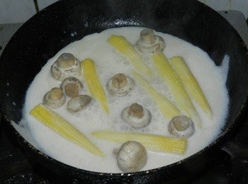 step6: 用三大匙水調三大匙Classico®香濃白醬口味煮開後放入青菜燴一下！(醬汁的濃度可以依照個人喜好調製)