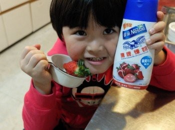 step1: 首先，準備一顆草莓和鷹牌煉奶