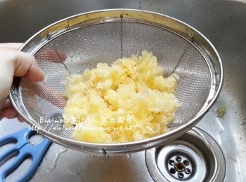 step2: 浸軟的雪耳用廚剪剪去蒂 , 再剪成細塊 , 再沖洗乾淨及瀝乾水份
