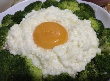 step3: 🙌🏻完。成。了～😆✌🏻

🍳可在蛋白奶上灑適量的鹽、胡椒或其他調味料(醬油/醋)拌勻享用😋

註：🦀蟹柳已被蛋白奶完全覆蓋了😂