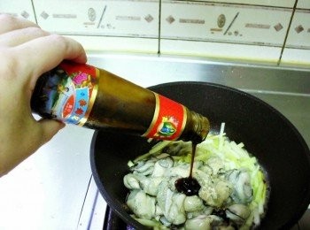 step3: 加入所有<span class="group_3">調味料</span>再用米酒嗆鍋邊後煮至鮮蚵熟後即可起鍋