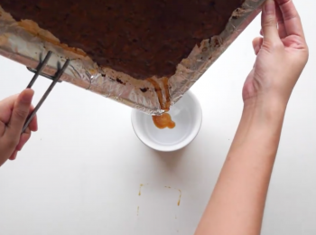 step6: 把多餘的油份倒出，蜜糖隔水溶化，肉片兩面都掃上蜜糖