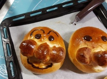 step11: 朱古力筆用熱水浸溶，將出爐麵包畫上眉，眼及口即可（朱古力筆待凍後會變回硬身，可放室溫留待下次用）