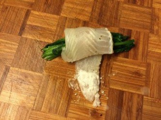 step5: 用鯰魚柳包起菠菜, 卷到最後用生粉埋口
