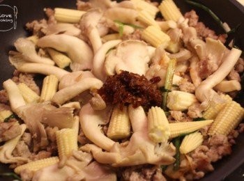 step5: 加入xo 醬, 秀珍菇及珍珠筍炒至菇類變軟身