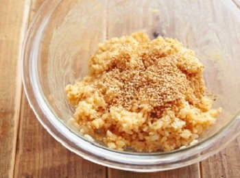 step1: 將A放入碗內攪拌均勻。再加入白飯並用切扮的方式扮勻。分成三等分並捏成三角形。