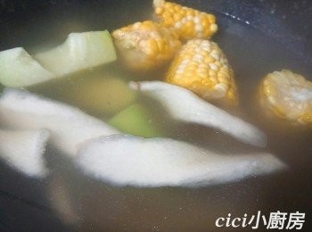step7: 把合掌瓜和粟米放入鍋中，煲沸後，轉小火，煲2小時，熄火焗30分鐘。
