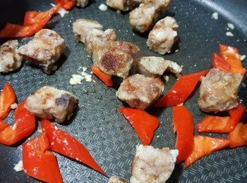 step5: 再落煎好的排骨炒勻