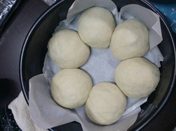 step3: 開始幫包做造型。放在已放牛油紙的托盤上... 係包身上塗一點水份... 蓋上保鮮紙後, 放入雪櫃冷凍