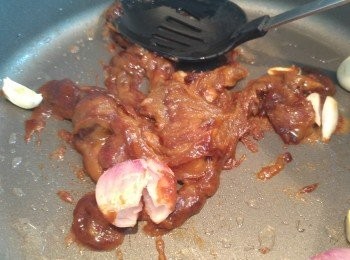 step3: 先爆香<span class="group_6">香料</span>後加入<span class="group_2">醬料</span>略炒後,當聞到香味可將羊腩同炒。