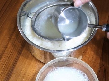 step9: 如對自製手工豆腐非常有興趣，這時即可留下豆清水，
將舀出豆清水放於乾淨容器中，冷卻後蓋緊讓其自然發酵，
約48小時後即成天然酸漿水，
下次再做豆腐時即可取代醋水改用酸漿水來製做，
口感和風味將更迷人。
醋水液使用比例為1:5例如(醋50cc+水250cc)
酸漿水使用比例為1:1例如(酸漿水100cc+水100cc)