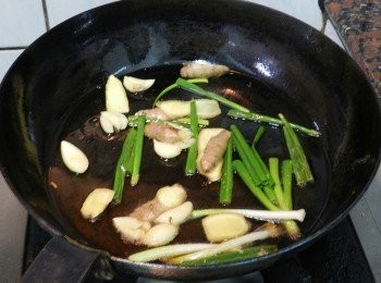 step1: 熱鍋後下沙拉油與麻油，火不要太烈，麻油會變苦，下蔥薑蒜爆香