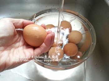 step3: 將雞蛋盛起放入大碗內沖一沖洗至雞蛋唔熱 (可用手攞起雞蛋)