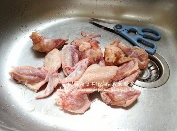 step1: 雞全翼剪開雞鎚 , 雞中翼及<a href="https://bit.ly/3zHU5V3" target="_blank" data-keyword="雞翼" class="guide-link"><strong>雞翼</strong></a> <span style="display:inline-block;vertical-align:middle;margin-top:-3px;color:initial;border-radius:3px;padding:2px 3px;font-size:12px;line-height:14px;background:#87d300;color:#fff;">即買</span> 尖