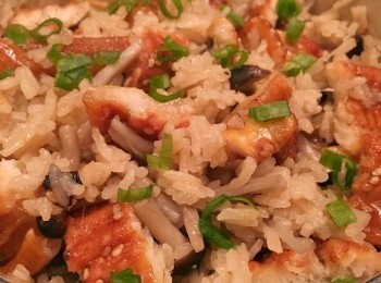 step4: 把鰻魚切成小塊，加入飯中拌勻，完成