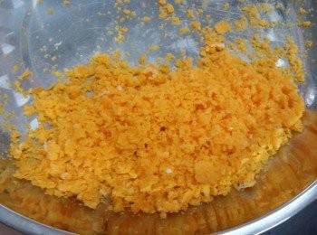 step2: 之後將咸蛋王壓碎，備用