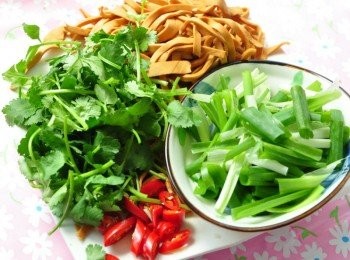 step1: 備料:香菜細段、青蔥切段、干絲稍微剪一下、辣椒切片狀