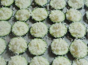 step4: 整齊放在烘焙紙上，可將剩餘的麵包粉，起司都鋪在上。放入焗爐180度，焗約20至25分鐘即成！