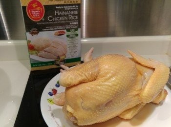 step1: 將雞清洗乾淨後,用兩湯匙雞汁醃雞最少半小時。