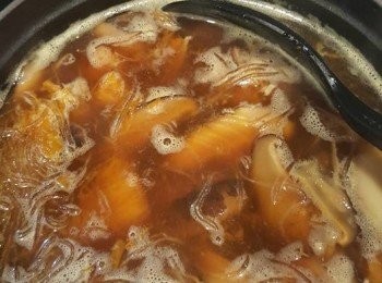step1: 將黑木耳， 冬菇浸軟， 切片。粉絲浸軟， 用剪剪幾下。 高湯加入冬菇， 木耳， 煲起。 加入南瓜蓉和粉絲