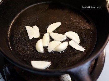 step2: 取一個鍋子(我是用20cm平底鑄鐵鍋)，冷鍋下1大匙橄欖油、蒜片後，這時開小火，以最小火(瓦斯轉到底)翻炒5分鐘，讓蒜味融入到橄欖油裡。