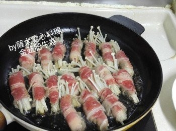 step2: 燒熱鑊，放少許油，放入肥牛卷，两邊煎成少少焦隆色。倒入醬汁，大火收汁。上碟。