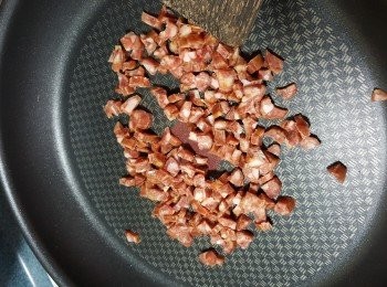 step2: 如用易潔鑊就不用落油,先爆香臘腸(臘腸會出油)(用生鐵鑊就加少許油起鑊)