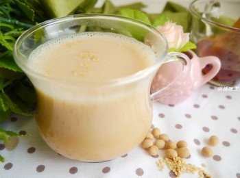 step6: *搭配用豆漿機打的白芝麻豆漿，搖身變成了好喝的焦糖白芝麻豆漿呢~