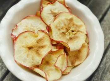 step4: 將蘋果片放在涼架上待涼約十分鐘，蘋果片會稍微變硬。蘋果片不會酥脆得像馬鈴薯片的，成品會像圖片的那樣，像蘋果乾，切愈薄愈好。當然要很乾身的，還是用烤箱較好，長時間烤乾