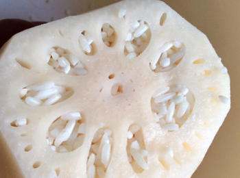 step2: 借助筷子把糯米裝進蓮藕的洞裏面，記得不要塞太滿，因為糯米煮熟會膨脹。