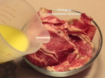 step7: 肥牛用1湯匙薑汁略醃。