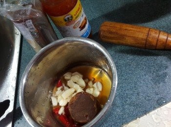 step1: 將指天椒2條,蒜頭6粒,椰糖1粒,青檸2個(揸汁)盅碎後加入魚露2湯匙,泰式甜雞醬4湯匙拌勻