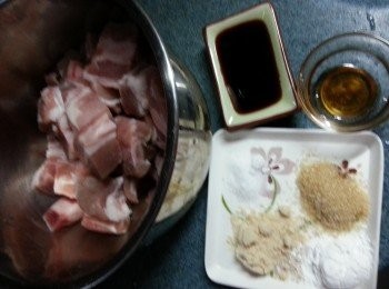 step1: 排骨先用鹽.雞粉.砂糖.生粉醃30分鐘以上