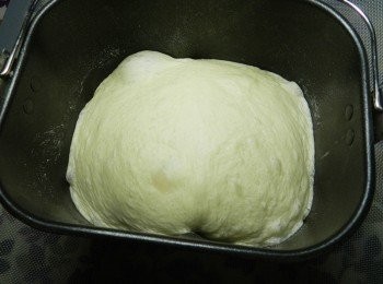 step1: 材料依序放入缸內：牛奶、糖、酵母、麵粉、鹽、奶油，選擇功能八<span class="group_2">麵團</span>功能(一個半小時)
