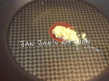 step2: 下油爆香蒜蓉。