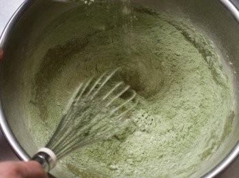 step6: 把粉類篩入，用打蛋器快速地仔細攪拌均勻。由於是水分較多的麵糊，若慢慢攪拌的話，粉類會吸收水分而容易產生結塊，所以要特別注意。(攪拌至麵糊出現光澤，提起打蛋器時有少許痕跡殘留的程度即可。)