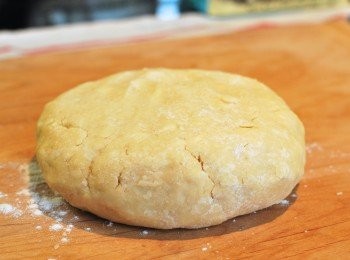 step4: 將奶油粉團輕壓塑型成一圓扁狀，裹上保鮮膜，冷藏一個小時備用