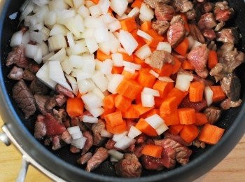 step3: 加入洋蔥與紅蘿蔔丁拌炒至軟化