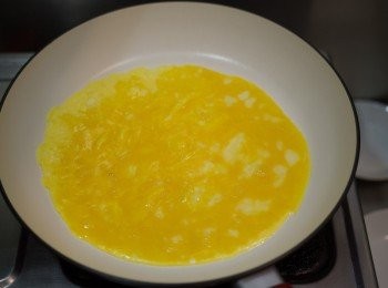 step5: 將3顆蛋及適量牛奶均勻打散，入鍋後不停攪拌至半熟程度再慢慢捲起