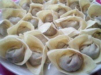 step3: 煮滾高湯，放雲吞煮至全熟，大約5分鐘，雲吞會浮面