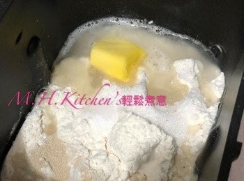 step13: 備好材料後放入麵包焗模鎖好在水波爐內