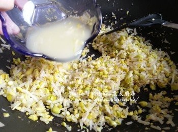 step7: 用慢火慢慢烘至乾身 , 期間加入一半份量的大豆芽水 , 繼續用慢火拌炒至水份收乾