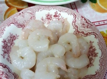 step1: 蝦仁洗淨，瀝乾水份抹乾。用少許鹽,胡椒粉, 生粉,紹酒醃十五分鐘備用