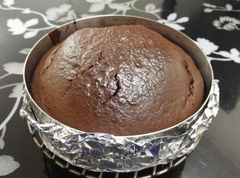 step4: 倒入7吋圈（用錫紙封底），放入預熱180度焗爐，焗大約25-30分鐘, 用牙籤測試，穿過蛋糕拔出是乾身的話，便可取出 (不用倒扣，放室溫攤凍就得)