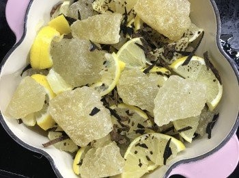 step3: 預備乾淨無水份燉盅，一層檸檬片，放上陳皮絲，
再鋪上冰糖，重覆步驟直至鋪滿