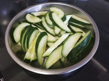 step1: 青瓜清洗後切件